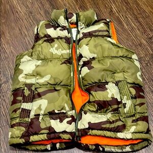 Old Navy Camo Puffer vest size 6-7 boys